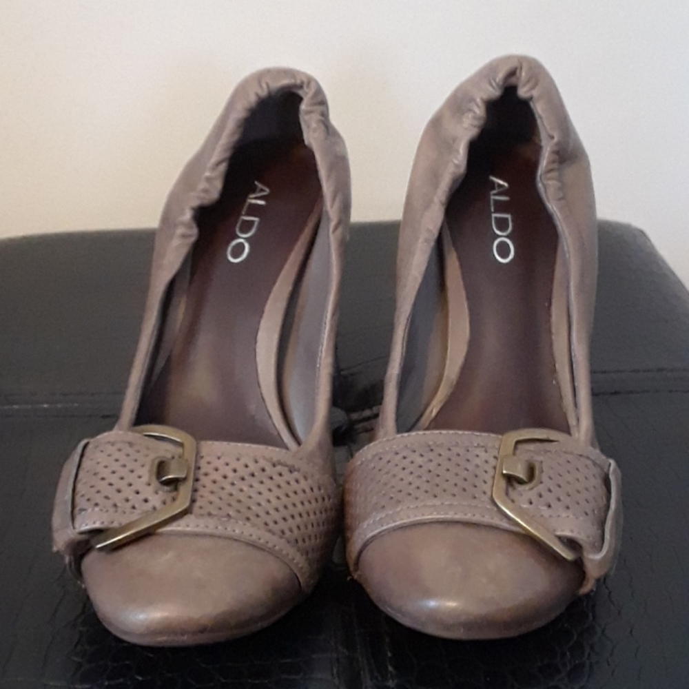 Taupe Leather Buckle Accent Elastic Back Pump